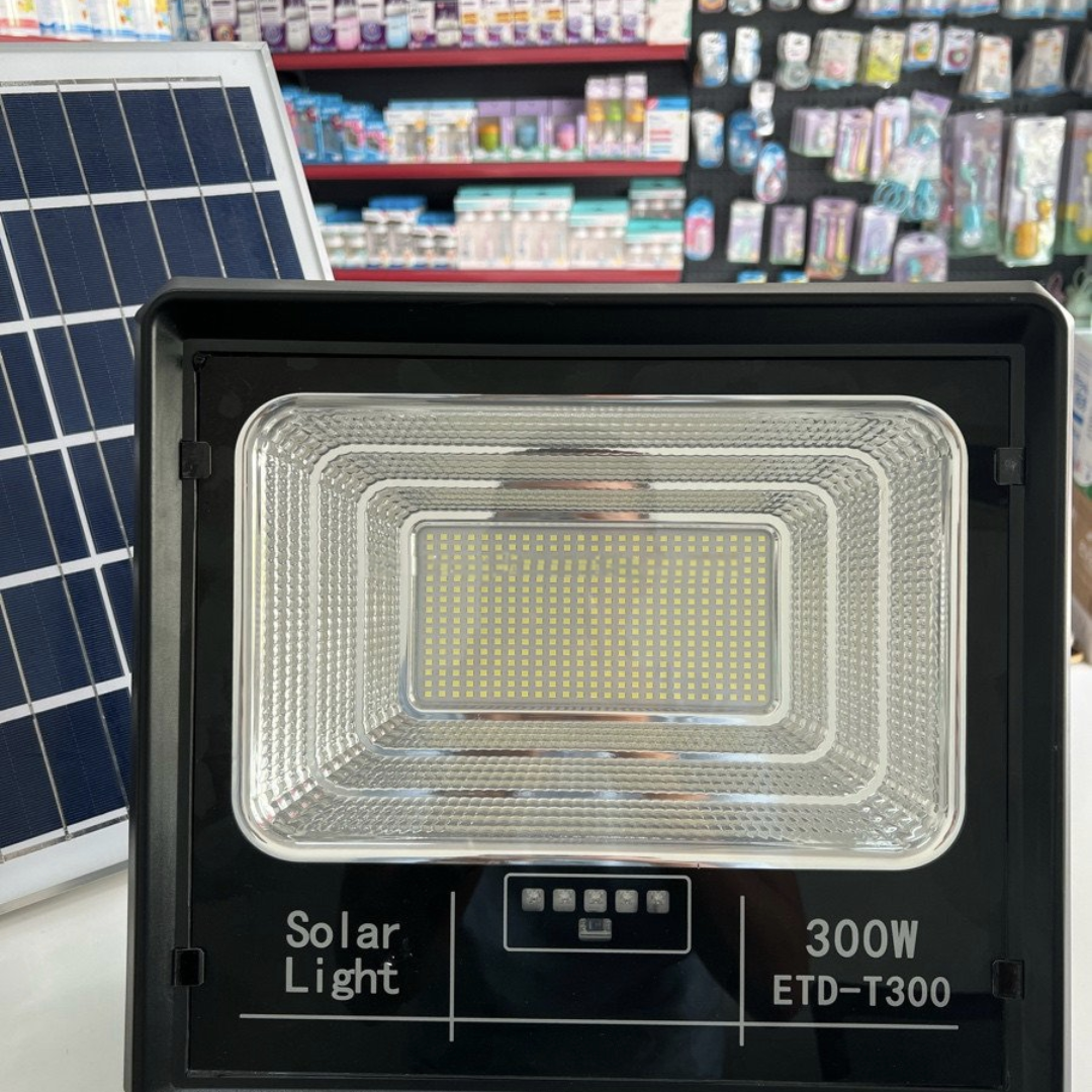 Reflector Solar de 300 watts: ilumina por 12 horas continuas